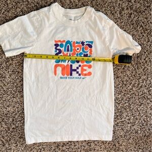 Youth White Nike Crew Neck‎ Tshirt With Bright Color Design Size Large